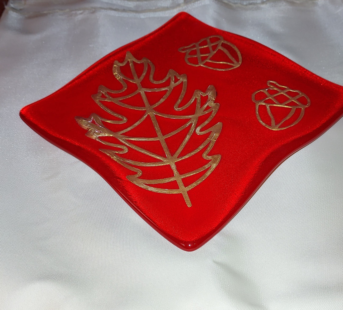 Oak leaf and acorns decorative plate