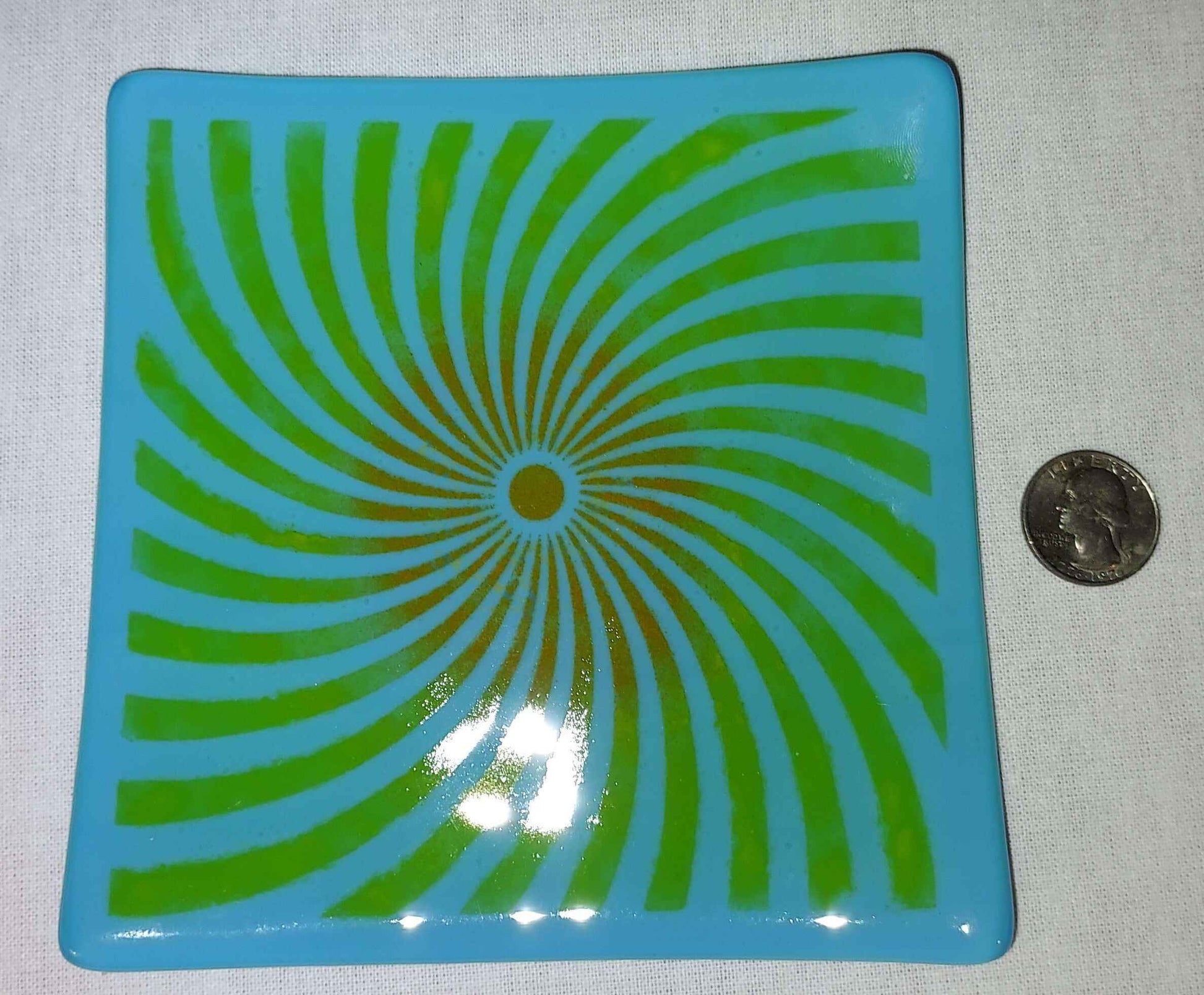 Decorative plate whirl design