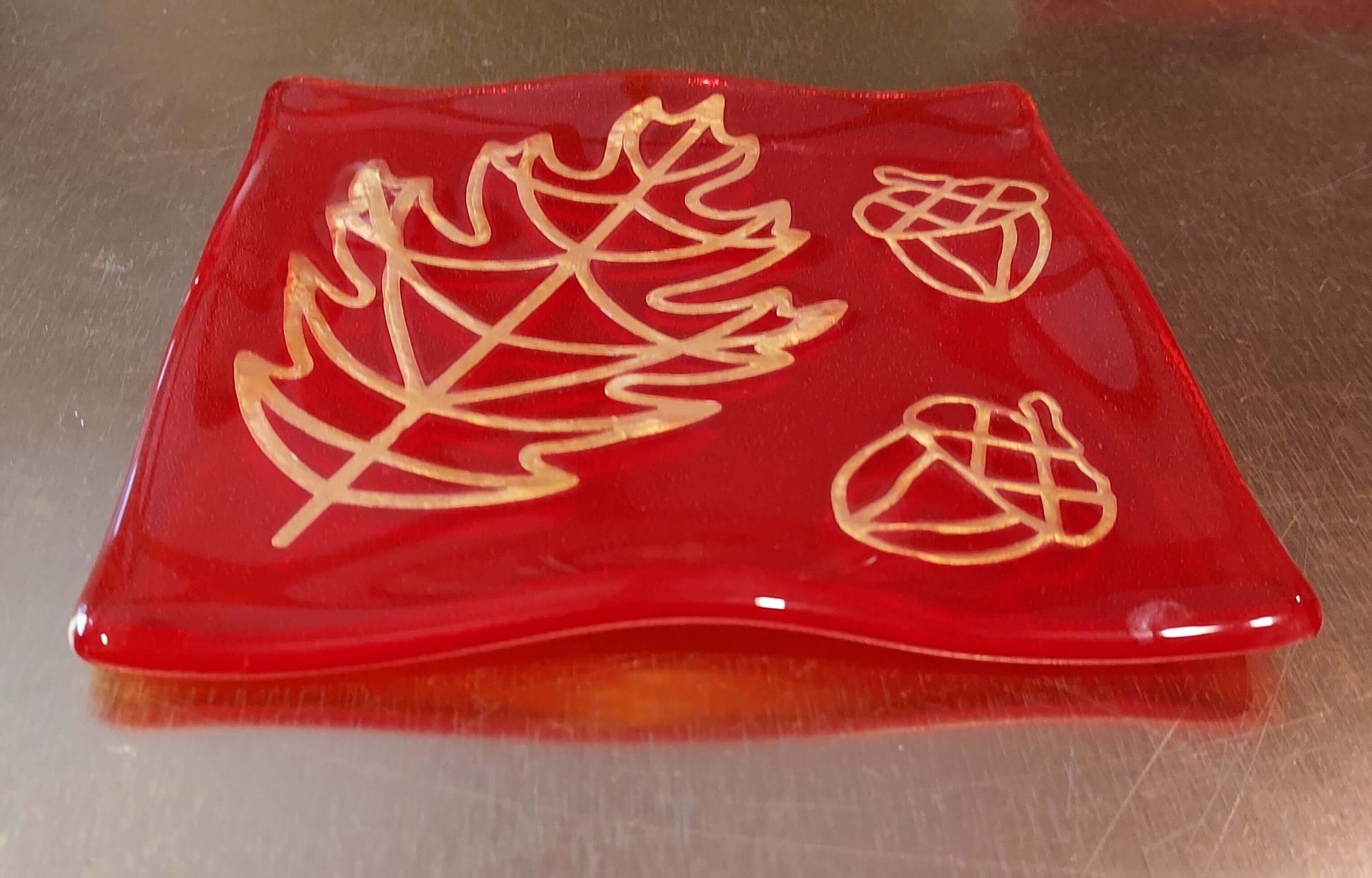 Orange plate from side edge view